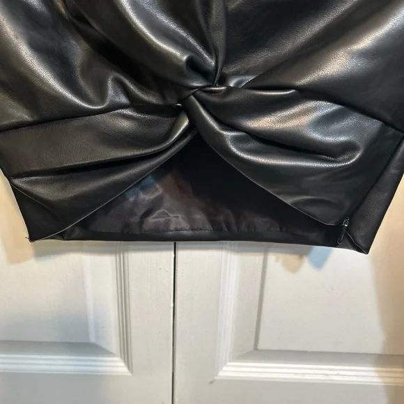 Nasty Gal Faux Leather Cropped Top Crossover Twisted Front Size 6 Black - Picture 3 of 11